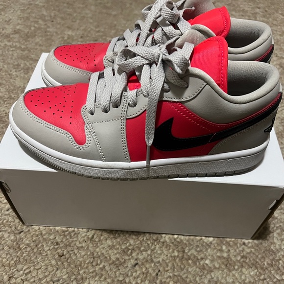 Women’s Air Jordan 1 Low - Size 8. Like new, with original box. - Picture 6 of 6